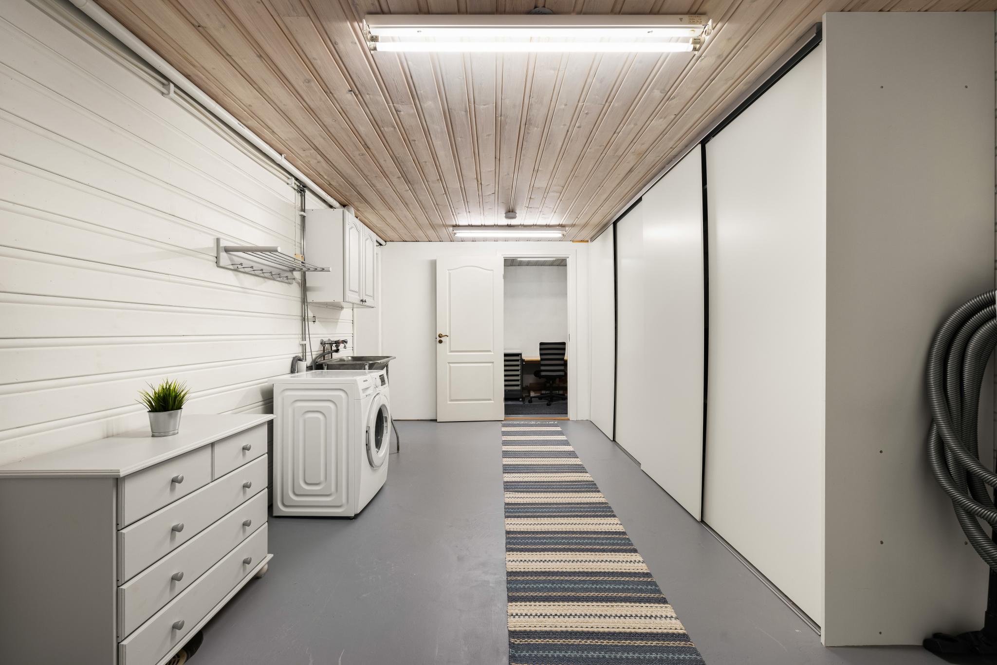 vaskerom med oppbevaring